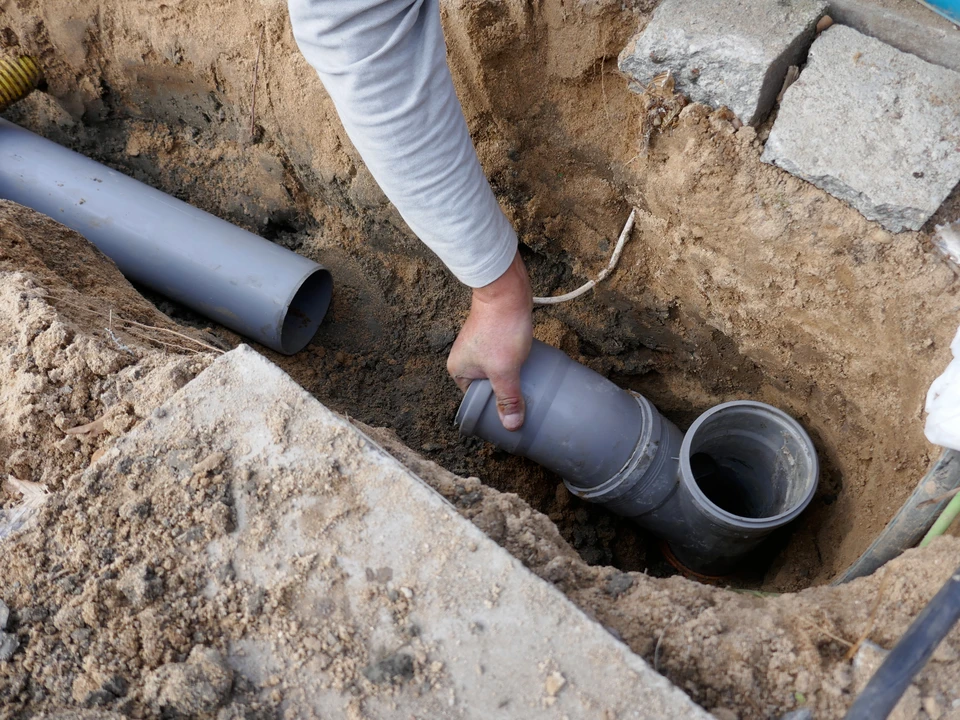 Chantier extérieur de travaux de canalisation souterraine
