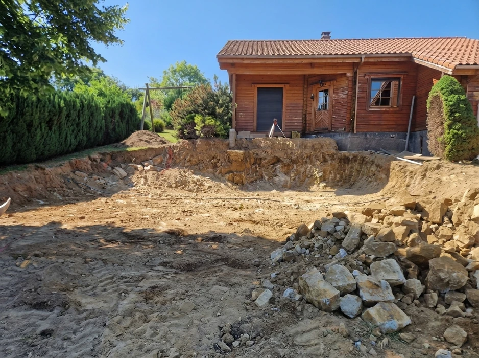 Chantier de construction extérieur, vue en hauteur d'un plancher en cours de pose