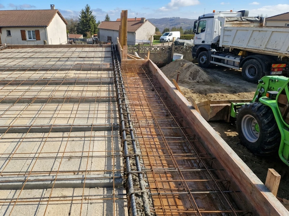 Photographie d'un chantier de maçonnerie en cours : un maçon expérimenté, portant des équipements de sécurité professionnels, réalisant des travaux de béton armé ou de construction neuve. La scène capture le professionnalisme et le savoir-faire artisanal, avec des matériaux de construction (béton, briques, armatures) visibles en arrière-plan. L'image doit dégager la solidité, la qualité et l'expérience d'une entreprise établie de longue date.