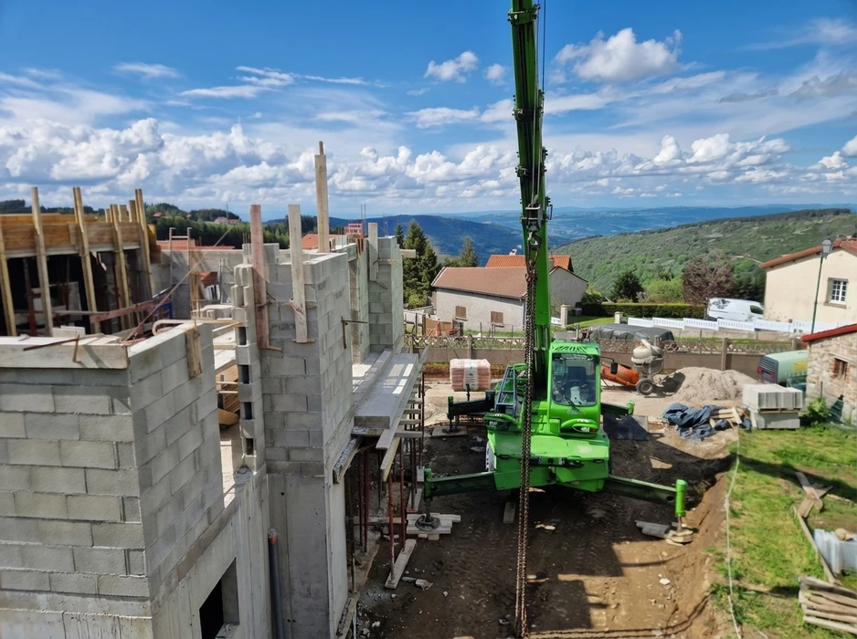 Chantier extérieur de construction en journée ensoleillée