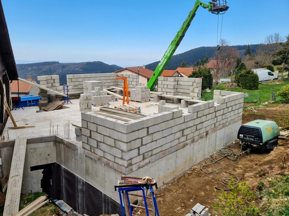 Chantier de construction en hiver, vue extérieure