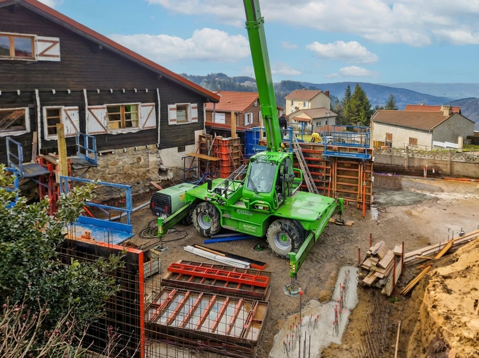 Chantier de construction urbain en ext&eacute;rieur avec ouvriers &eacute;quip&eacute;s de casques de s&eacute;curit&eacute; travaillant sur une structure en b&eacute;ton arm&eacute;