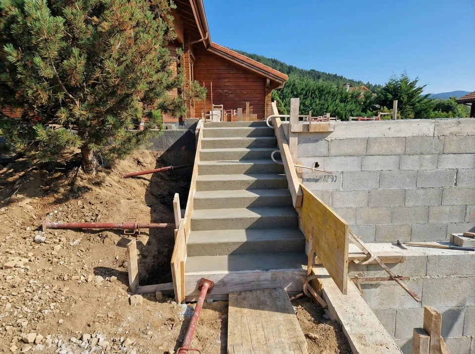 Chantier de construction r&eacute;sidentielle en cours, fa&ccedil;ade en briques avec isolation thermique ext&eacute;rieure visible