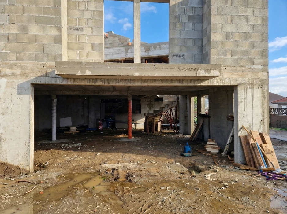 Escalier extérieur en béton fraîchement coulé, en cours de construction