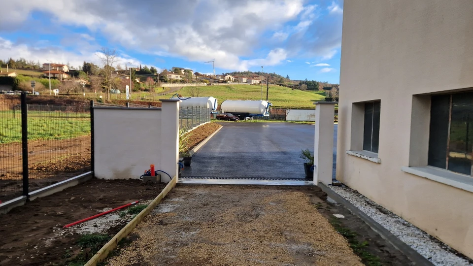 Vue aérienne d'une toiture résidentielle en rénovation avec échafaudages