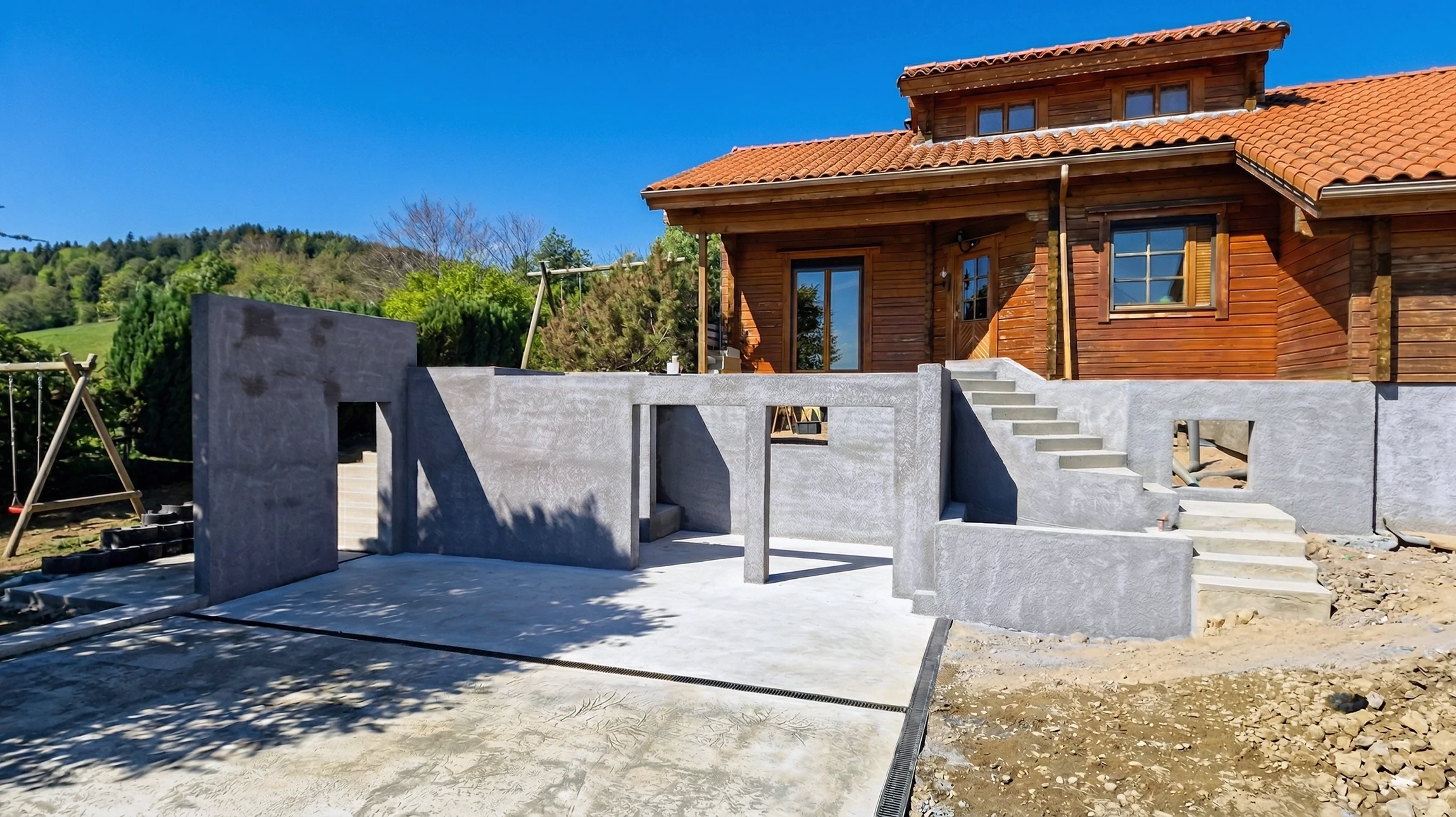 Chantier de construction d'immeuble en cours, vue extérieure avec ouvriers travaillant sur structure béton armé
